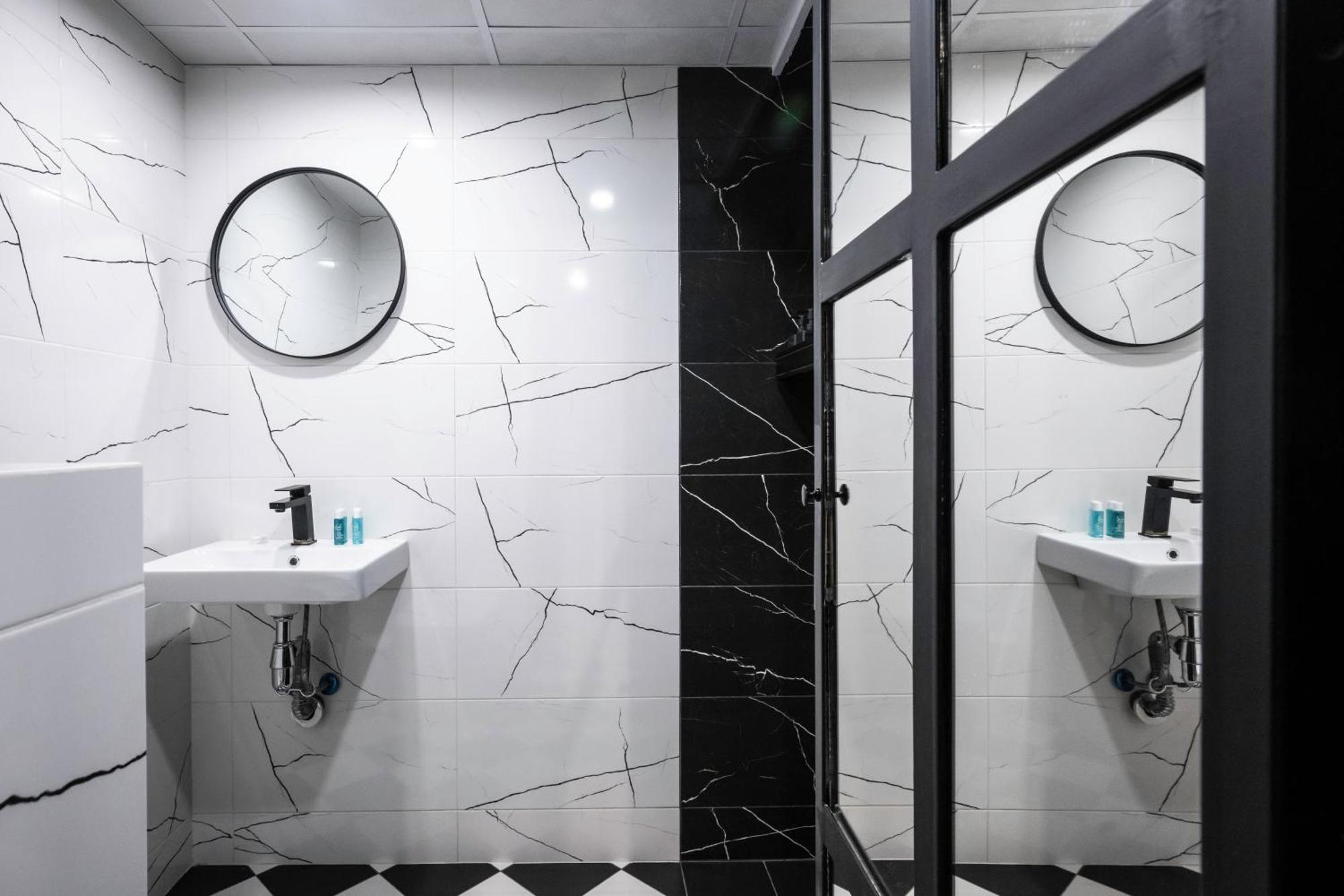 Central Art-Inspired Flat With Private Garage Sofia Buitenkant foto